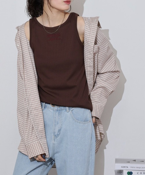 hunch(ハンチ)の「hunch ロゴ刺繍タンクトップ(タンクトップ・レディース・オフホワイト/ブラック/ブラウン/チャコール・FREE)」の8枚目の写真
