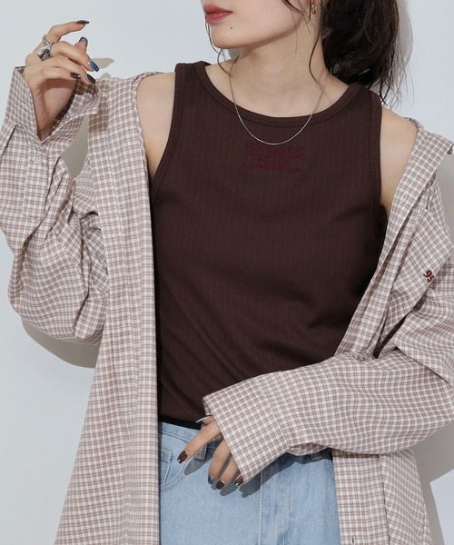 hunch(ハンチ)の「hunch ロゴ刺繍タンクトップ(タンクトップ・レディース・オフホワイト/ブラック/ブラウン/チャコール・FREE)」の6枚目の写真