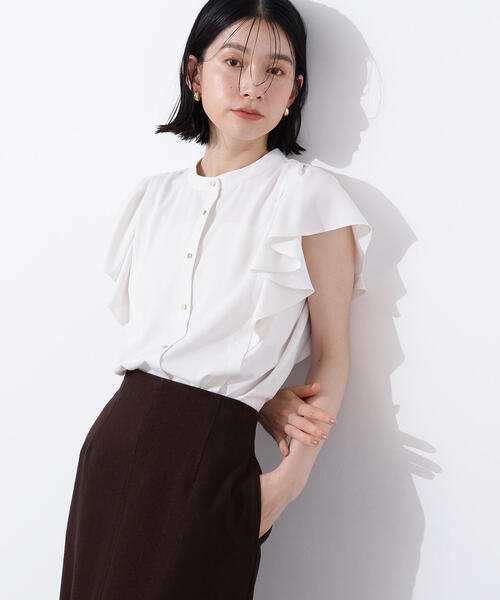 N.（N. Natural Beauty Basic）（エヌエヌナチュラルビューティーベーシック）の「メタルボタンフリルスリーブブラウス（シャツ/ブラウス・レディース・オフホワイト/ブルー/ダークブラウン・MEDIUM）」の2枚目の写真