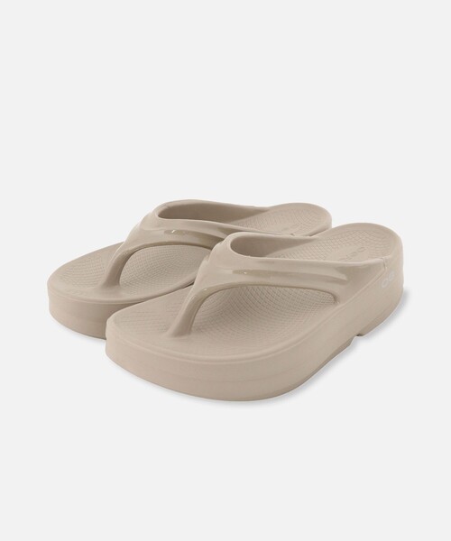 OOFOS(ウーフォス)の「【OOFOS(ウーフォス)】 OOMEGA(サンダル・レディース・サンドベージュ/ブラック・24/25/23)」の2枚目の写真