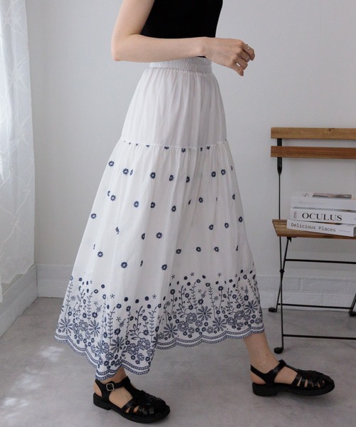 pumpkin port(パンプキンポート)の「花刺繍 ギャザーロングスカート(スカート・レディース・ネイビー/ブラック/サックスブルー・M)」の1枚目の写真
