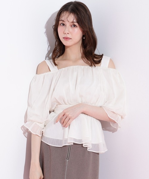 JILL by JILL STUART(ジルバイジルスチュアート)の「◇楊柳オフショルパフブラウス(シャツ/ブラウス・レディース・ホワイト/グリーン/ボルドー・FREE)」の2枚目の写真