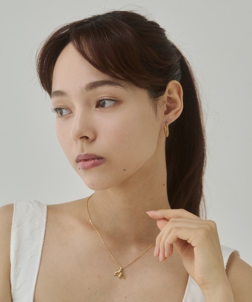 ciite' surgical stainless(シーテサージカルステンレス)の「【 金属アレルギー対応 】ボールモチーフ オーバルフープピアス サージカルステンレス(両耳用)(ピアス(両耳用)・レディース・ゴールド/シルバー・FREE)」の6枚目の写真