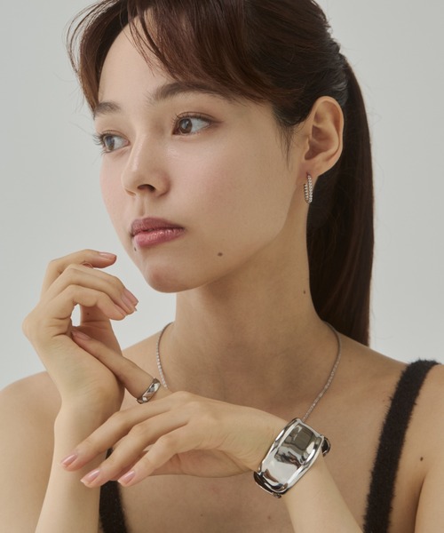ciite' surgical stainless(シーテサージカルステンレス)の「【 金属アレルギー対応 】ボールモチーフ オーバルフープピアス サージカルステンレス(両耳用)(ピアス(両耳用)・レディース・ゴールド/シルバー・FREE)」の8枚目の写真