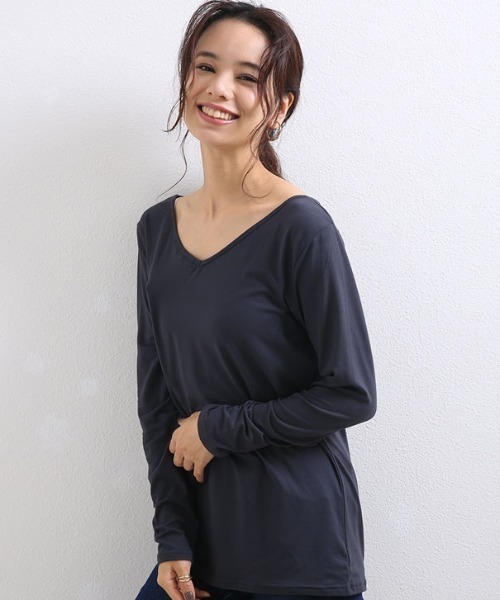CLOTHY（クロシィ）の「【薄手なのにしっかり保温！裏微起毛インナー】プラズマヒート２WAYネックインナー(Vネック・クルーネック)（インナーウェア/肌着・レディース・ブラック/ピンクベージュ/オフホワイト/チャコールグレー/グレー/ネイビー/ベージュ・MEDIUM/X-LARGE）」の3枚目の写真
