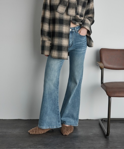 THE YOn(ザヨン)の「セミフレアストレッチデニムパンツ(デニムパンツ・レディース・ライトブルー/ブルー/ネイビー・S/M)」の2枚目の写真