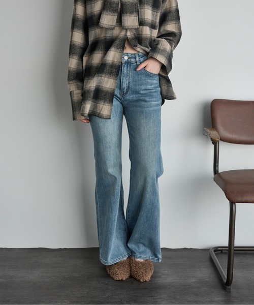 THE YOn(ザヨン)の「セミフレアストレッチデニムパンツ(デニムパンツ・レディース・ライトブルー/ブルー/ネイビー・S/M)」の4枚目の写真