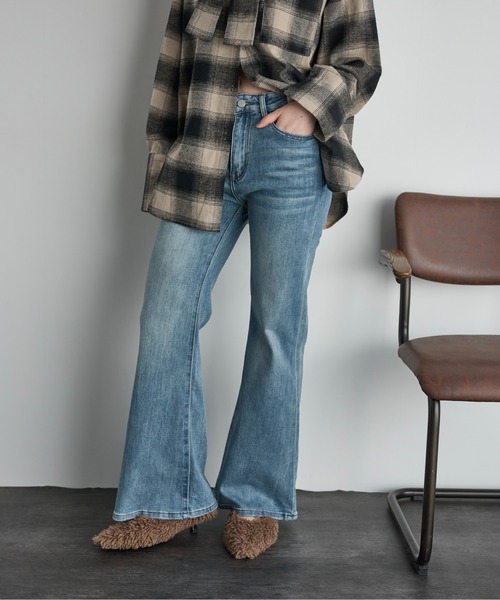 THE YOn(ザヨン)の「セミフレアストレッチデニムパンツ(デニムパンツ・レディース・ライトブルー/ブルー/ネイビー・S/M)」の5枚目の写真