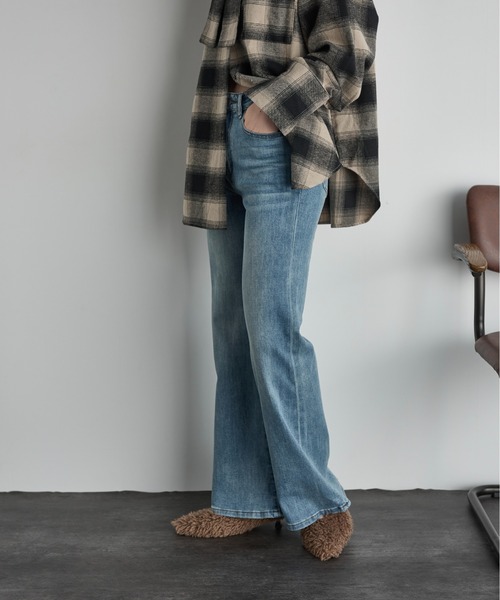 THE YOn(ザヨン)の「セミフレアストレッチデニムパンツ(デニムパンツ・レディース・ライトブルー/ブルー/ネイビー・S/M)」の6枚目の写真