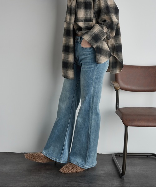 THE YOn(ザヨン)の「セミフレアストレッチデニムパンツ(デニムパンツ・レディース・ライトブルー/ブルー/ネイビー・S/M)」の7枚目の写真