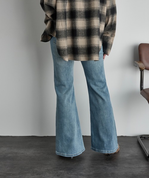 THE YOn(ザヨン)の「セミフレアストレッチデニムパンツ(デニムパンツ・レディース・ライトブルー/ブルー/ネイビー・S/M)」の8枚目の写真