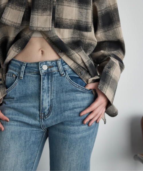 THE YOn(ザヨン)の「セミフレアストレッチデニムパンツ(デニムパンツ・レディース・ライトブルー/ブルー/ネイビー・S/M)」の9枚目の写真