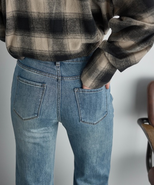 THE YOn(ザヨン)の「セミフレアストレッチデニムパンツ(デニムパンツ・レディース・ライトブルー/ブルー/ネイビー・S/M)」の10枚目の写真