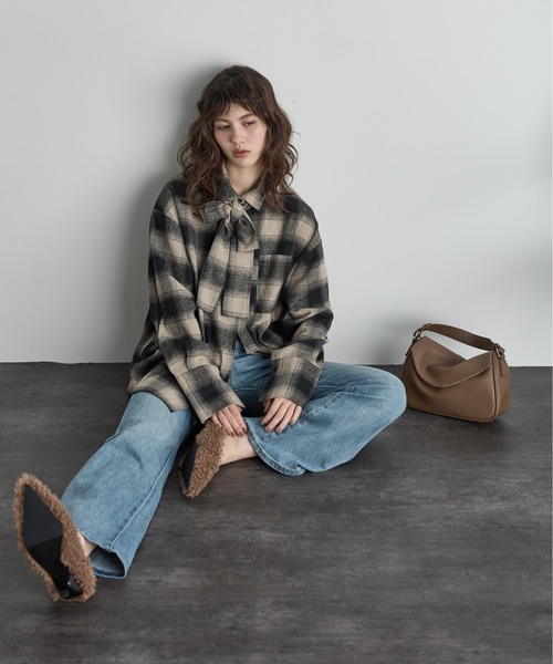 THE YOn(ザヨン)の「セミフレアストレッチデニムパンツ(デニムパンツ・レディース・ライトブルー/ブルー/ネイビー・S/M)」の22枚目の写真