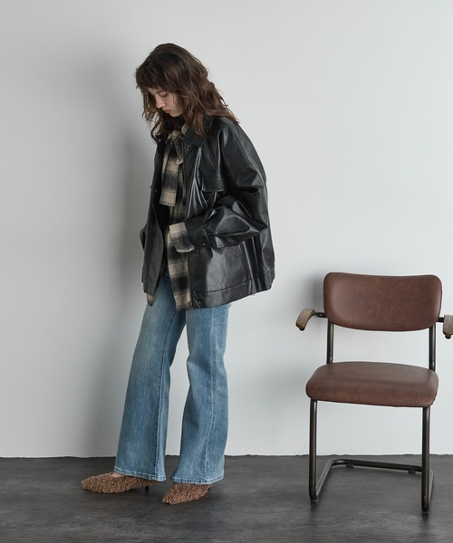 THE YOn(ザヨン)の「セミフレアストレッチデニムパンツ(デニムパンツ・レディース・ライトブルー/ブルー/ネイビー・S/M)」の19枚目の写真