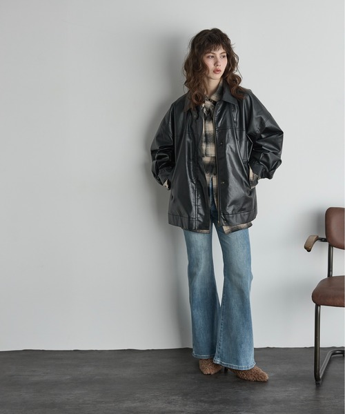 THE YOn(ザヨン)の「セミフレアストレッチデニムパンツ(デニムパンツ・レディース・ライトブルー/ブルー/ネイビー・S/M)」の18枚目の写真