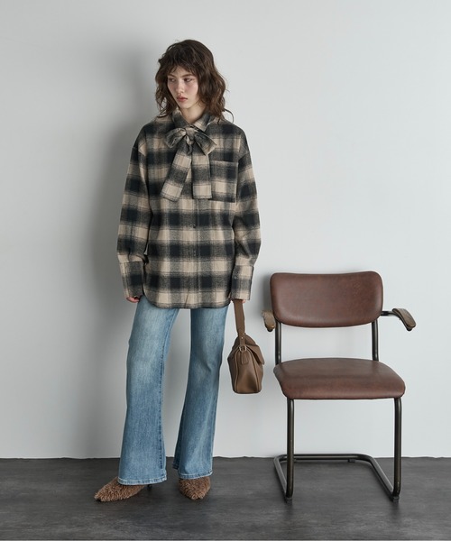THE YOn(ザヨン)の「セミフレアストレッチデニムパンツ(デニムパンツ・レディース・ライトブルー/ブルー/ネイビー・S/M)」の11枚目の写真