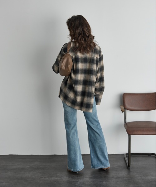 THE YOn(ザヨン)の「セミフレアストレッチデニムパンツ(デニムパンツ・レディース・ライトブルー/ブルー/ネイビー・S/M)」の14枚目の写真