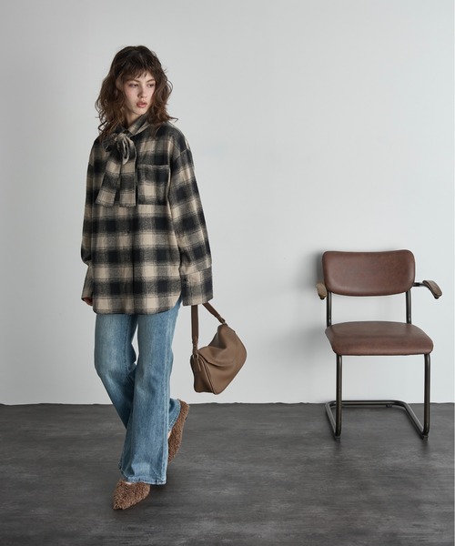 THE YOn(ザヨン)の「セミフレアストレッチデニムパンツ(デニムパンツ・レディース・ライトブルー/ブルー/ネイビー・S/M)」の13枚目の写真
