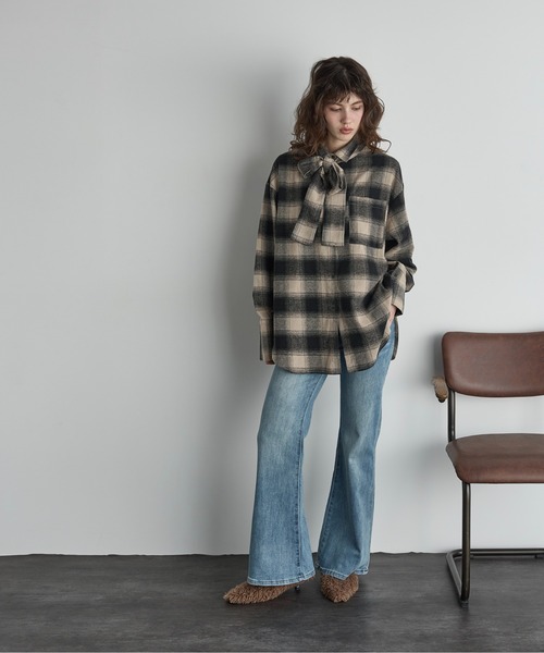 THE YOn(ザヨン)の「セミフレアストレッチデニムパンツ(デニムパンツ・レディース・ライトブルー/ブルー/ネイビー・S/M)」の15枚目の写真