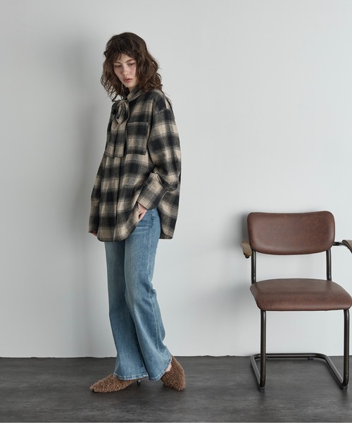 THE YOn(ザヨン)の「セミフレアストレッチデニムパンツ(デニムパンツ・レディース・ライトブルー/ブルー/ネイビー・S/M)」の16枚目の写真