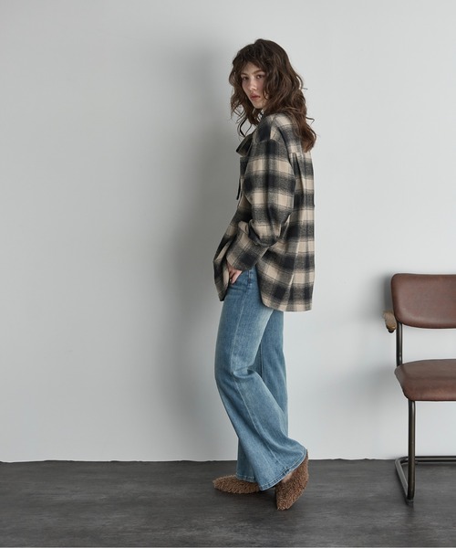 THE YOn(ザヨン)の「セミフレアストレッチデニムパンツ(デニムパンツ・レディース・ライトブルー/ブルー/ネイビー・S/M)」の17枚目の写真