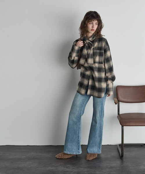 THE YOn(ザヨン)の「セミフレアストレッチデニムパンツ(デニムパンツ・レディース・ライトブルー/ブルー/ネイビー・S/M)」の12枚目の写真