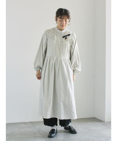 TSUHARU by Samansa Mos2（ツハルバイサマンサモスモス）の「【WEB限定 Sサイズ】アンティーク風ブローチ付きワンピース（ワンピース・レディース・チャコールグレー/イエロー/ベージュ・S/M）」の4枚目の写真