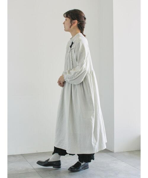 TSUHARU by Samansa Mos2（ツハルバイサマンサモスモス）の「【WEB限定 Sサイズ】アンティーク風ブローチ付きワンピース（ワンピース・レディース・チャコールグレー/イエロー/ベージュ・S/M）」の5枚目の写真