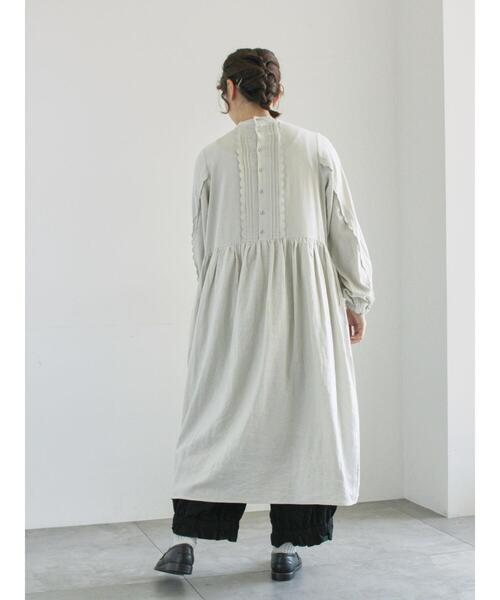 TSUHARU by Samansa Mos2（ツハルバイサマンサモスモス）の「【WEB限定 Sサイズ】アンティーク風ブローチ付きワンピース（ワンピース・レディース・チャコールグレー/イエロー/ベージュ・S/M）」の7枚目の写真