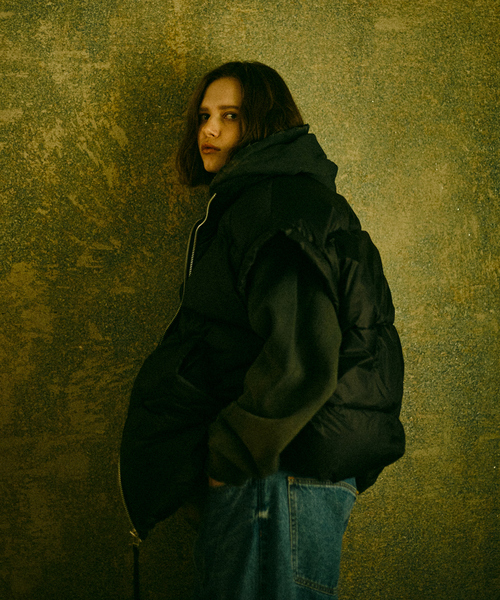 upperhights（アッパーハイツ）の「【upper hights / アッパーハイツ】Chur BIGシルエット ダウンベスト / ユニセックス /撥水 /高密度サテン（ダウンベスト・メンズ・ブラック/グレー・フリー）」の5枚目の写真