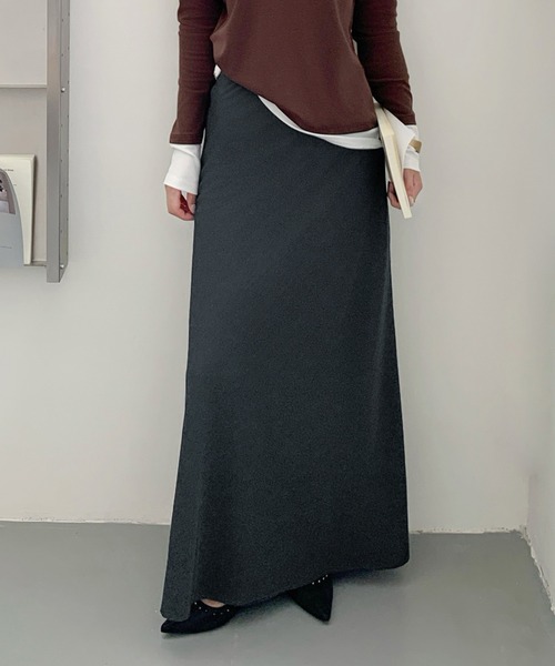by LEGNA（バイレグナ）の「ヴィンテージサテンナロースカート（スカート・レディース・グレイッシュベージュ/キャメル/ブラウン/ダークグレー・LARGE/MEDIUM）」の2枚目の写真