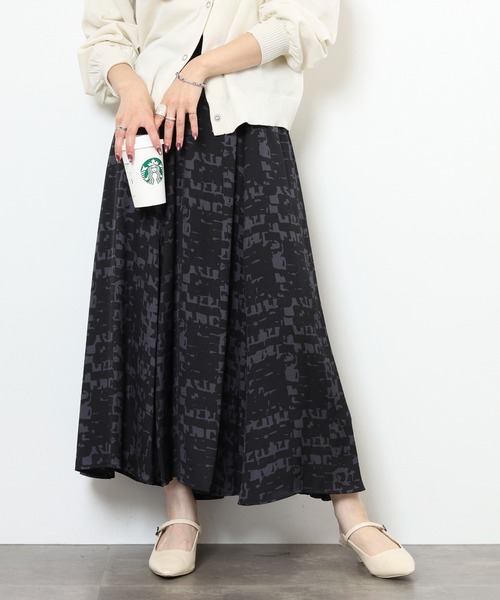 EGLANTINE（エグランティーヌ）の「EGLANTINE セットアップ対応 プリントスカート（スカート・レディース・チャコールグレー/ベージュ・38）」の2枚目の写真