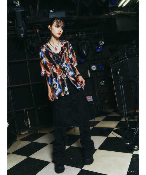 HYSTERIC GLAMOUR(ヒステリックグラマー)の「ONE PIECE×HYSTERIC GLAMOUR / NAMI & BOA.HANCOCK TWIN GUITAR柄オープンカラーシャツ(シャツ/ブラウス・メンズ・その他・XL/L/M/S)」の2枚目の写真