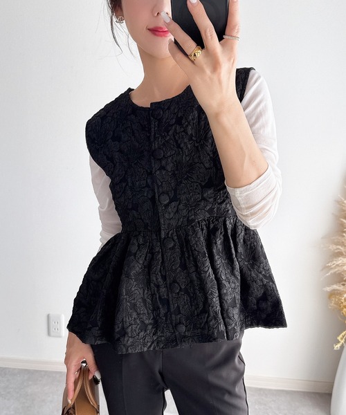 &. NOSTALGIA(アンドドットノスタルジア)の「【ZOZO限定】ジャガードジレ(ベスト・レディース・ブラック/アイボリー/グレー・M)」の1枚目の写真