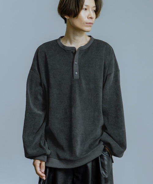 Crownor(クラウノアー)の「細畝 ヘンリーネック 長袖カットソー(Tシャツ/カットソー・メンズ・チャコール/ネイビー/グレイッシュベージュ/ワイン・MEDIUM/LARGE)」の2枚目の写真