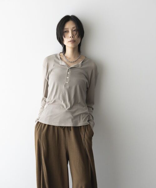 GARAGE OF GOOD CLOTHING（ガレージオブグッドクロージング）の「【日本製】シアーヘンリーネックプルオーバー（Tシャツ/カットソー・レディース・ベージュ/ホワイト/チャコールグレー・FREE）」の3枚目の写真