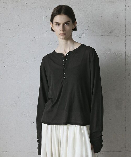 GARAGE OF GOOD CLOTHING（ガレージオブグッドクロージング）の「【日本製】シアーヘンリーネックプルオーバー（Tシャツ/カットソー・レディース・ベージュ/ホワイト/チャコールグレー・FREE）」の4枚目の写真