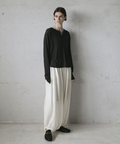 GARAGE OF GOOD CLOTHING（ガレージオブグッドクロージング）の「【日本製】シアーヘンリーネックプルオーバー（Tシャツ/カットソー・レディース・ベージュ/ホワイト/チャコールグレー・FREE）」の6枚目の写真