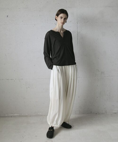 GARAGE OF GOOD CLOTHING（ガレージオブグッドクロージング）の「【日本製】シアーヘンリーネックプルオーバー（Tシャツ/カットソー・レディース・ベージュ/ホワイト/チャコールグレー・FREE）」の8枚目の写真