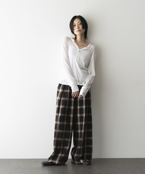 GARAGE OF GOOD CLOTHING（ガレージオブグッドクロージング）の「【日本製】シアーヘンリーネックプルオーバー（Tシャツ/カットソー・レディース・ベージュ/ホワイト/チャコールグレー・FREE）」の21枚目の写真