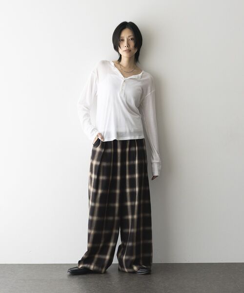 GARAGE OF GOOD CLOTHING（ガレージオブグッドクロージング）の「【日本製】シアーヘンリーネックプルオーバー（Tシャツ/カットソー・レディース・ベージュ/ホワイト/チャコールグレー・FREE）」の22枚目の写真