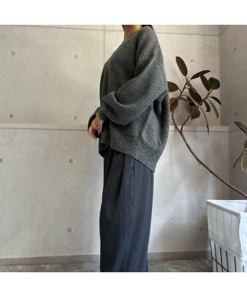 amini(アミニ)の「ディープVネックニットプルオーバー(ニット/セーター・レディース・チャコールグレー/ピンク/ベージュ/アイボリー・FREE)」の17枚目の写真