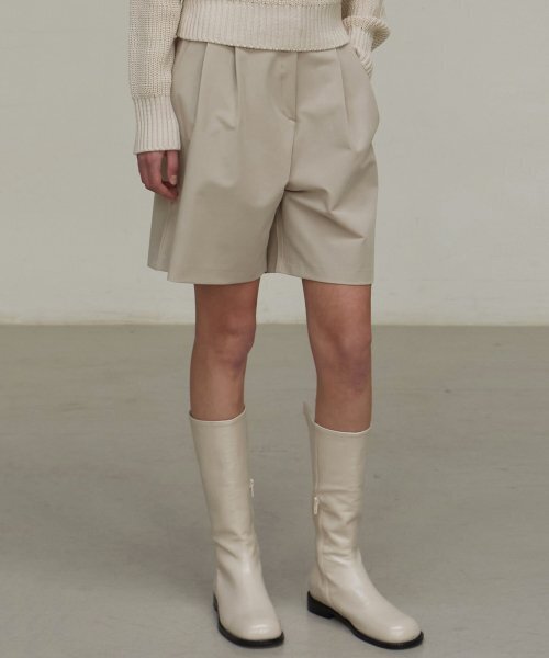 NICK&NICOLE(ニックアンドニコール)の「TWO PINTUCK BERMUDA PANTS_LIGHT BEIGE(その他パンツ・レディース・その他・LARGE/MEDIUM/SMALL)」の1枚目の写真