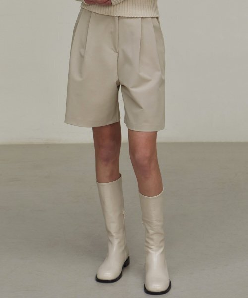 NICK&NICOLE(ニックアンドニコール)の「TWO PINTUCK BERMUDA PANTS_LIGHT BEIGE(その他パンツ・レディース・その他・LARGE/MEDIUM/SMALL)」の2枚目の写真