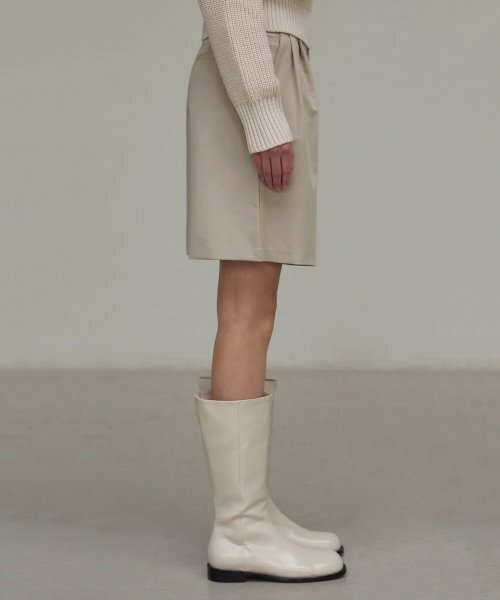 NICK&NICOLE(ニックアンドニコール)の「TWO PINTUCK BERMUDA PANTS_LIGHT BEIGE(その他パンツ・レディース・その他・LARGE/MEDIUM/SMALL)」の3枚目の写真