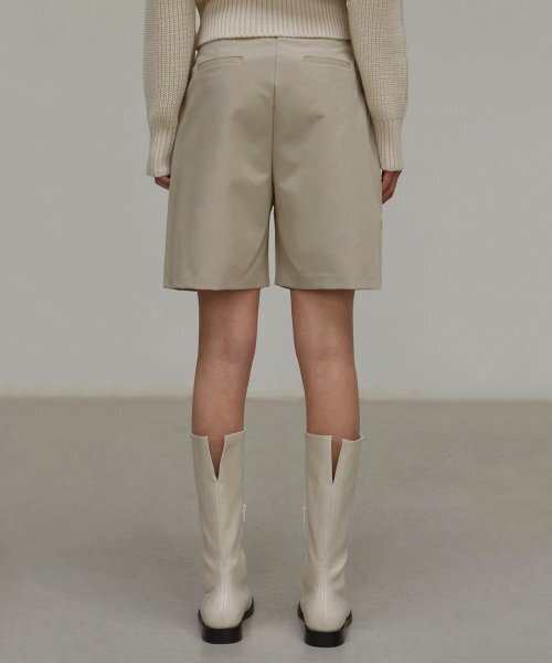 NICK&NICOLE(ニックアンドニコール)の「TWO PINTUCK BERMUDA PANTS_LIGHT BEIGE(その他パンツ・レディース・その他・LARGE/MEDIUM/SMALL)」の4枚目の写真