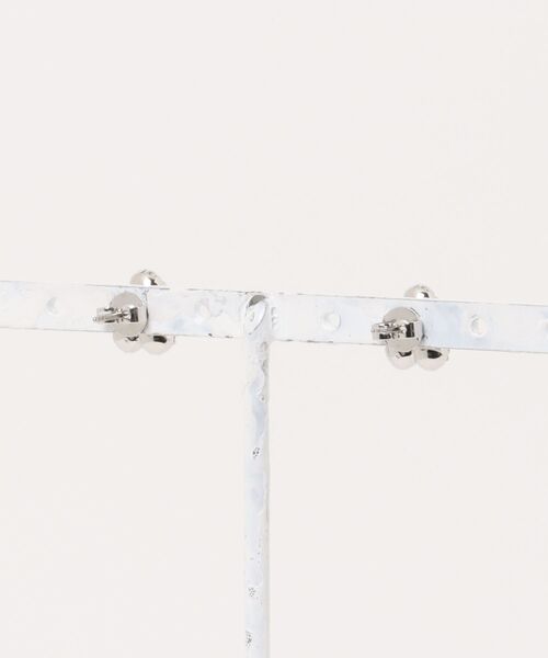 MARC JACOBS(マークジェイコブス)の「DAISY PAVE STUD EARRINGS/ザ デイジー パヴェ スタッド ピアス(ピアス(両耳用)・レディース・グレー系その他・ONE SIZE)」の5枚目の写真
