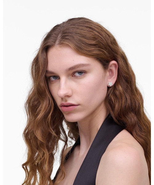 MARC JACOBS(マークジェイコブス)の「DAISY PAVE STUD EARRINGS/ザ デイジー パヴェ スタッド ピアス(ピアス(両耳用)・レディース・グレー系その他・ONE SIZE)」の2枚目の写真