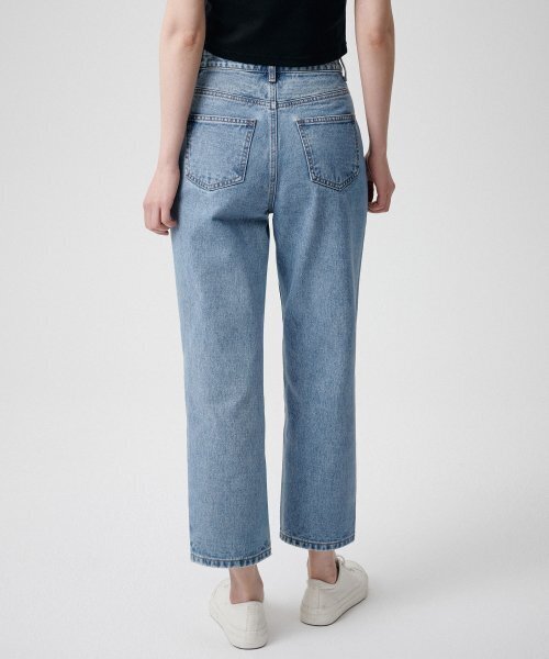 MUSINSA STANDARD WOMAN（ムシンサスタンダードウーマン）の「ウィメンズストレートクロップデニムパンツ[ライトインディゴ]（デニムパンツ・レディース・その他・24/25/26/27）」の2枚目の写真